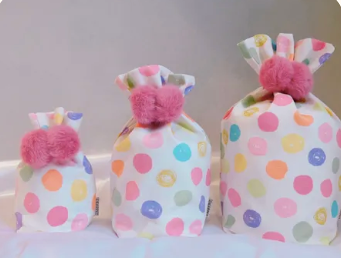 ポンポン付きの水玉袋